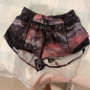 lululemon hotty hot shorts colorful multicolor pattern 2.5''